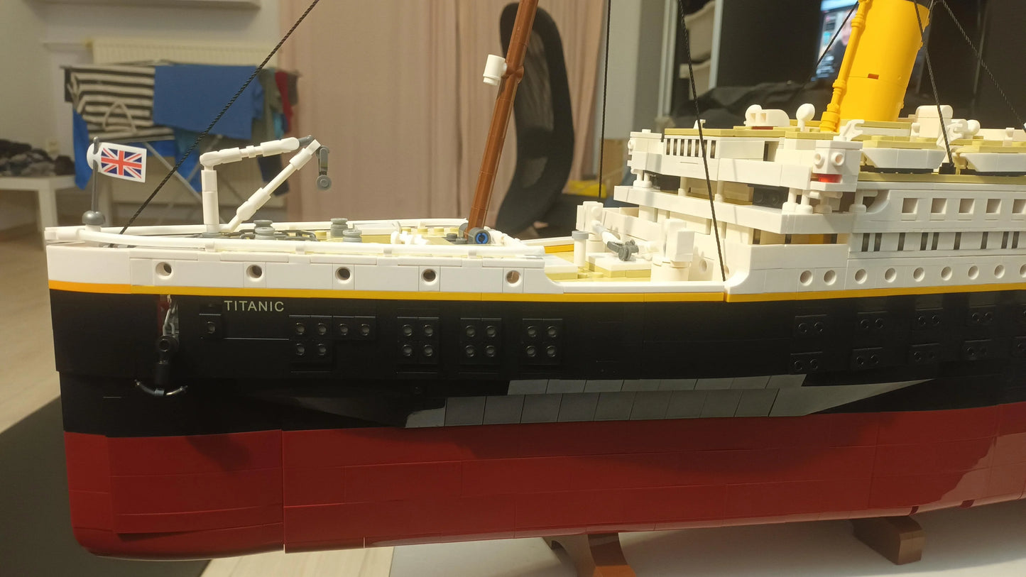 Titanic 1:200 Scale - Building Block Set - 9090 pieces